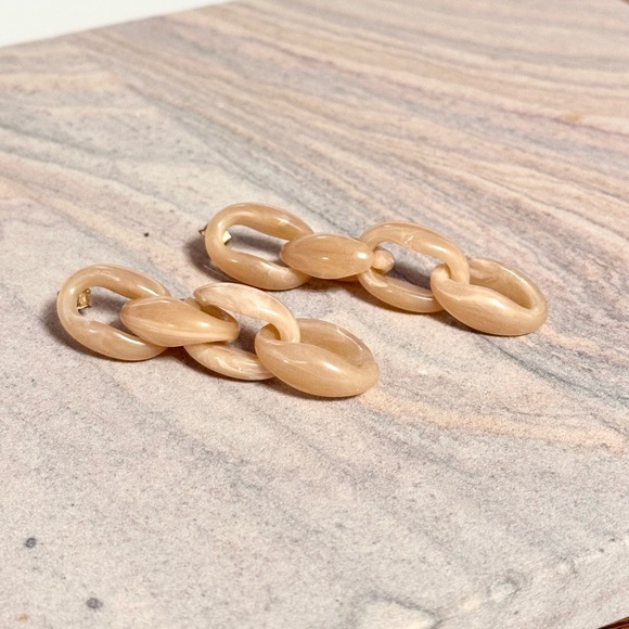 ☀️ 3/$20 New: Club Monaco Beige Chain Acrylic Statement Earrings - Picture 1 of 2